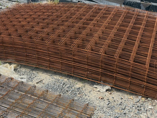 We stock wire sheets and wire rolls to serve as reinforcement for concrete